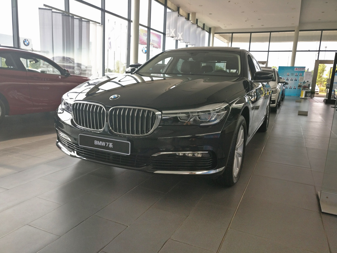 宝马730li 领先型 宝石青/摩卡棕 现车优惠24个点
