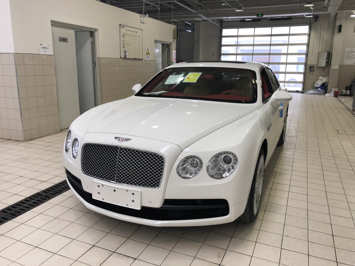 宾利 飞驰 v8 冰川白/浅橘黄 热刺红 现车优惠40万