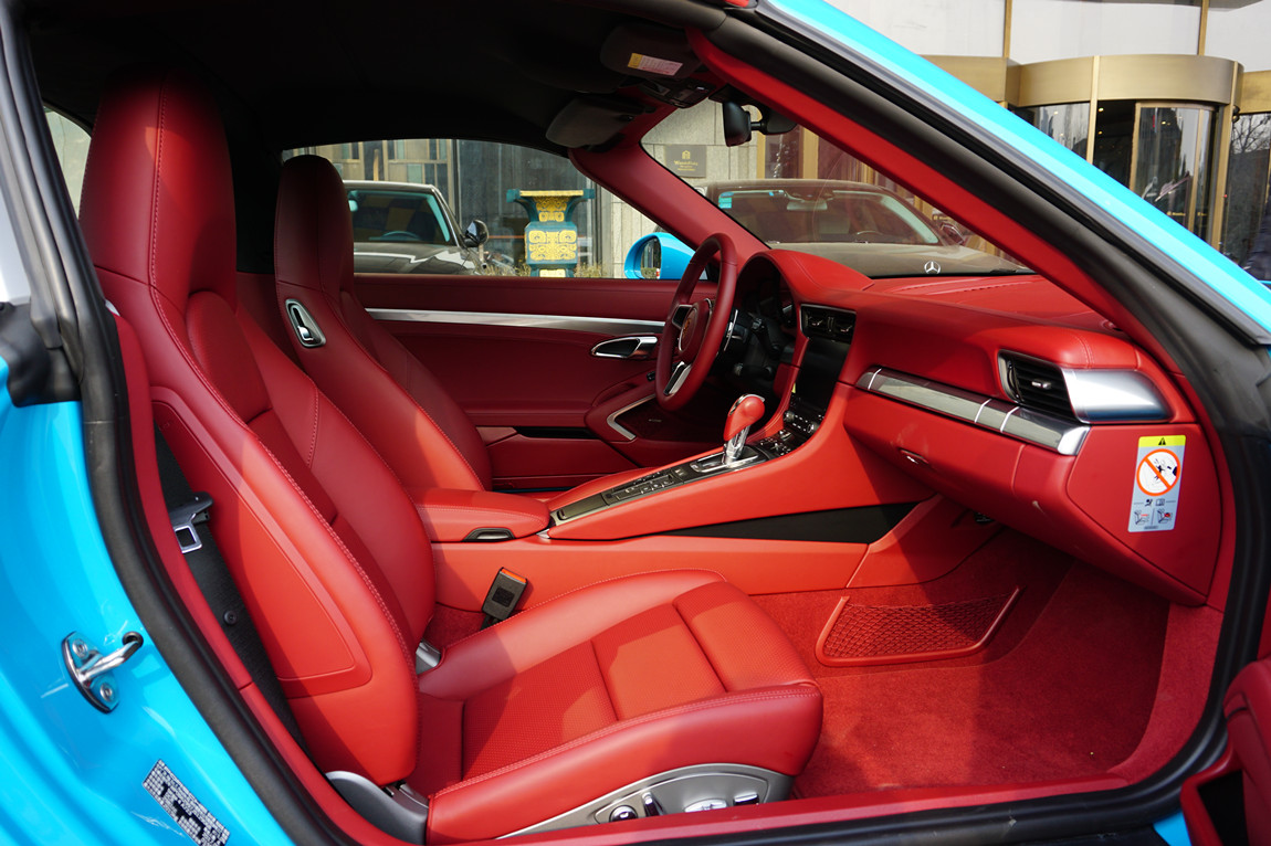 保时捷 911 targa 4 迈阿密蓝/波尔多红 交付河南郑州